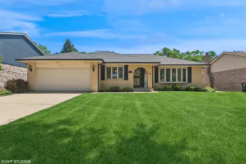 8261 Meadowwood Ave, Woodridge, IL 60517