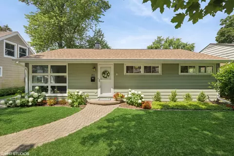 311 Garfield Ave, Libertyville, IL 60048