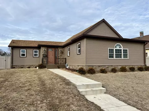 108 E 5th St, Spring Valley, IL 61362