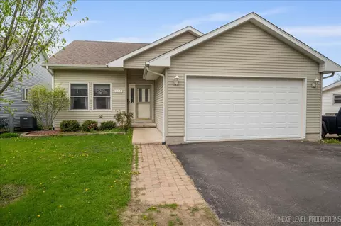 317 Plymouth Ct, Sycamore, IL 60178