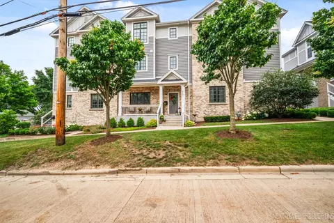 520 Ohio Ave, Saint Charles, IL 60174