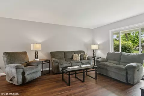Living - 1016 Beverly Dr, Wheeling, IL 60090 photo 1 of 2