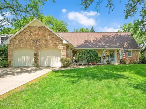 262 Sheffield Ln, Glen Ellyn, IL 60137