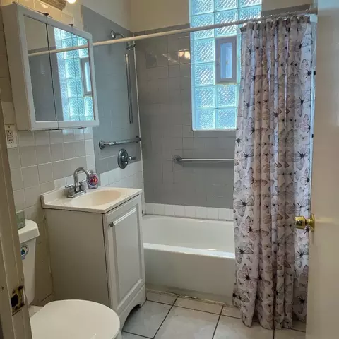 Bath - 7417 S Saint Lawrence Ave, Chicago, IL 60619 photo 1 of 2