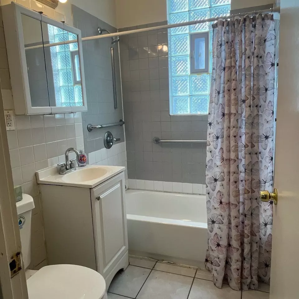 Bath - 7417 S Saint Lawrence Ave, Chicago, IL 60619 photo 1 of 2
