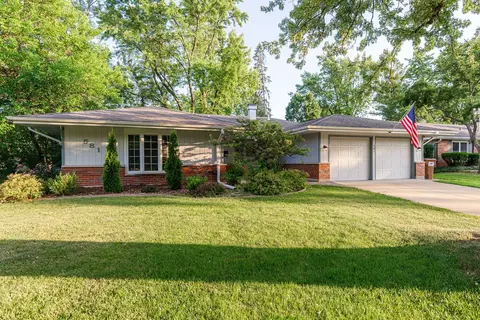 21 W581 Buckingham Rd, Glen Ellyn, IL 60137
