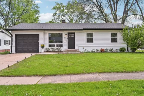 700 Delphia Ave, Elk Grove Village, IL 60007