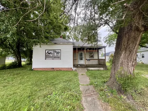 809 E Macon St, Clinton, IL 61727