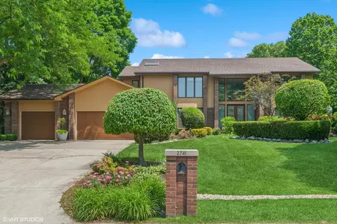 2741 Acacia Ter, Buffalo Grove, IL 60089