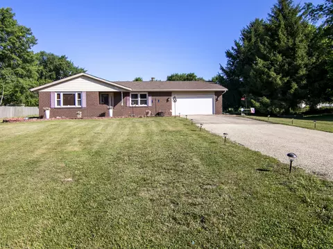 1005 Paul Dr, Saint Anne, IL 60964