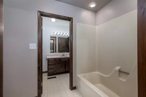 Bath - 2940 E 1509th Rd, Ottawa, IL 61350 photo 3 of 4