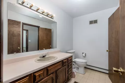 Bath - 2940 E 1509th Rd, Ottawa, IL 61350 photo 2 of 4