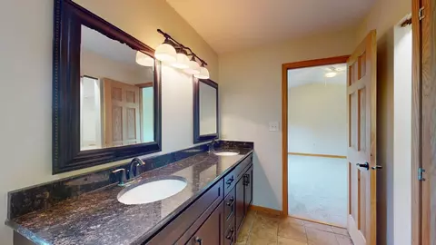 Bath - 4532 Topaz Dr, Hoffman Estates, IL 60192 photo 3 of 4