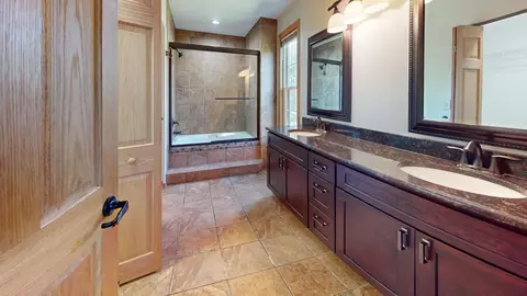 Bath - 4532 Topaz Dr, Hoffman Estates, IL 60192 photo 2 of 4