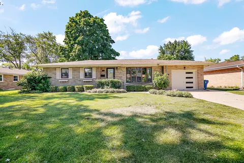 731 Bishop Ct, Bradley, IL 60915