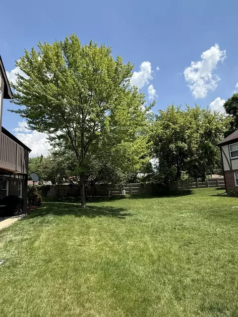 Exterior - 4640 Calvert Dr #B1, Rolling Meadows, IL 60008 photo 3 of 4