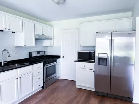 Kitchen - 4640 Calvert Dr #B1, Rolling Meadows, IL 60008 photo 2 of 3