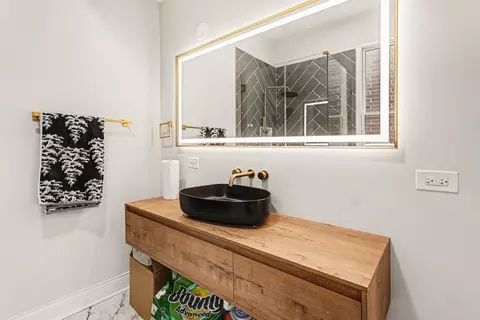 Bath - Undisclosed, Chicago, IL 60622 photo 4 of 4