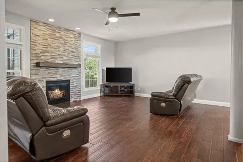 Living - 2913 Fox Creek Rd, Bloomington, IL 61705 photo 6 of 10