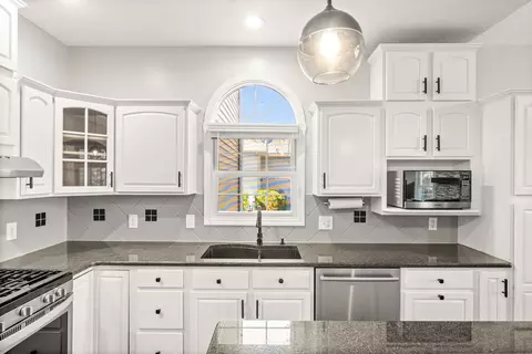 Kitchen - 2913 Fox Creek Rd, Bloomington, IL 61705 photo 6 of 7