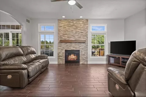 Living - 2913 Fox Creek Rd, Bloomington, IL 61705 photo 5 of 10