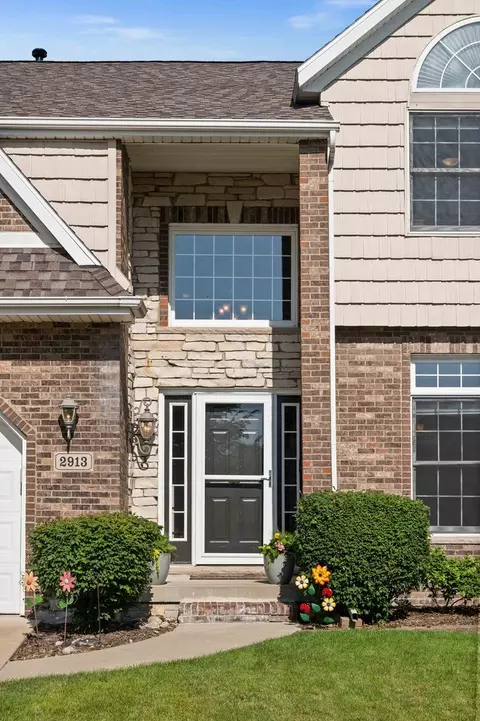 Exterior - 2913 Fox Creek Rd, Bloomington, IL 61705 photo 3 of 29