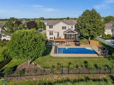 Exterior - 2913 Fox Creek Rd, Bloomington, IL 61705 photo 6 of 29