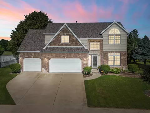 Exterior - 2913 Fox Creek Rd, Bloomington, IL 61705 photo 2 of 29