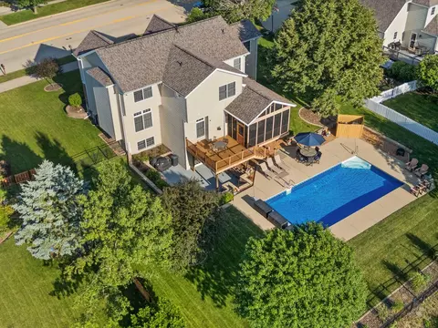 Exterior - 2913 Fox Creek Rd, Bloomington, IL 61705 photo 4 of 29