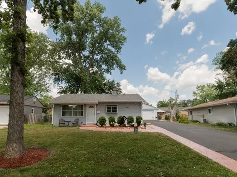 2 Sparrow Rd, Carpentersville, IL 60110