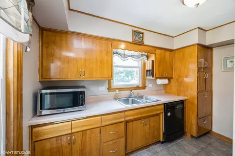 Kitchen - 25 N Ashbel Ave, Hillside, IL 60162 photo 1 of 2