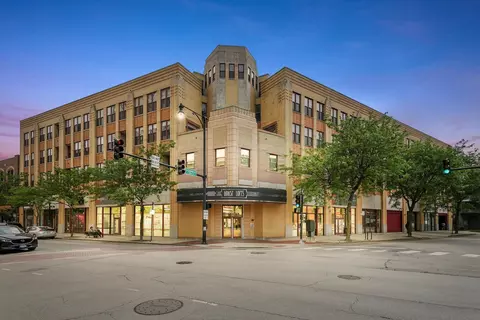 1645 W School St #318, Chicago, IL 60657