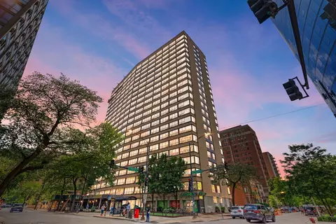 2930 N Sheridan Rd #210, Chicago, IL 60657