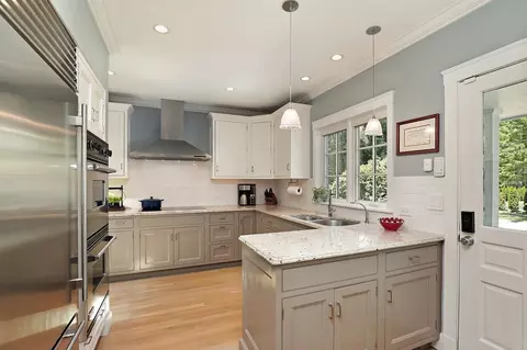 Kitchen - 100 Beach Rd, Glencoe, IL 60022 photo 1 of 3