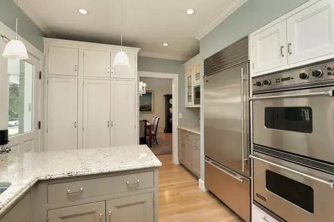 Kitchen - 100 Beach Rd, Glencoe, IL 60022 photo 2 of 3