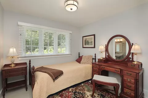 Bedroom - 100 Beach Rd, Glencoe, IL 60022 photo 1 of 3