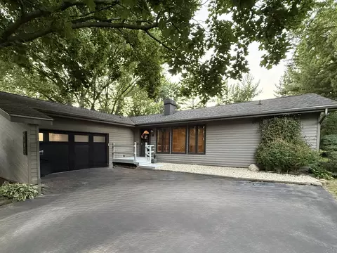 6412 Redbird Ln, Crystal Lake, IL 60012