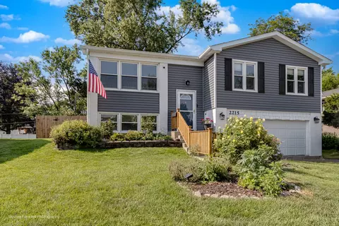 2215 Birchwood Pkwy, Woodridge, IL 60517