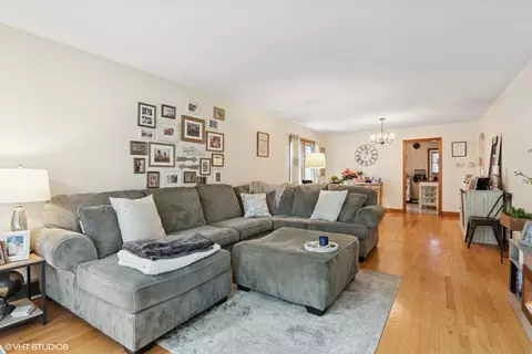 Living - 10536 S Artesian Ave, Chicago, IL 60655 photo 1 of 2