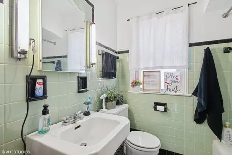 Bath - 10536 S Artesian Ave, Chicago, IL 60655 photo 2 of 2