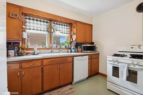 Kitchen - 10536 S Artesian Ave, Chicago, IL 60655 photo 2 of 2