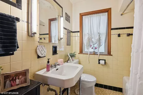 Bath - 10536 S Artesian Ave, Chicago, IL 60655 photo 1 of 2