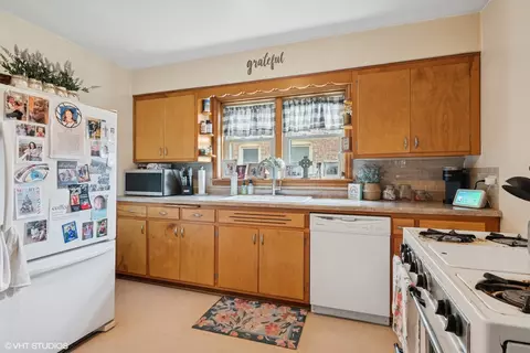 Kitchen - 10536 S Artesian Ave, Chicago, IL 60655 photo 1 of 2