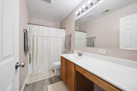 Bath - 630 Legend Ln, Mchenry, IL 60050 photo 1 of 2