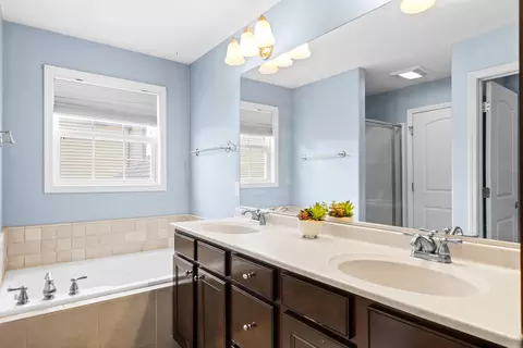 Bath - 1312 Wicklow Dr, Bloomington, IL 61705 photo 4 of 5