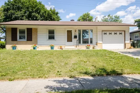 1031 Maple Ln, Elk Grove Village, IL 60007