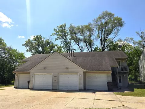 951 Minns Dr, Machesney Park, IL 61115