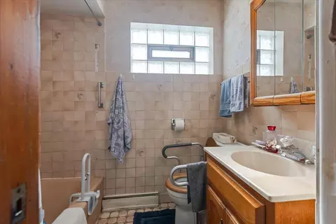 Bath - 8637 Plainfield Rd, Lyons, IL 60534 photo 1 of 2