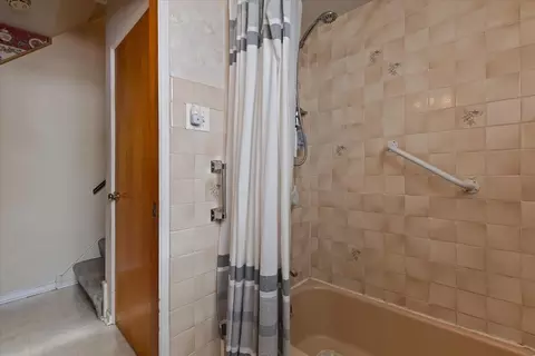 Bath - 8637 Plainfield Rd, Lyons, IL 60534 photo 2 of 2