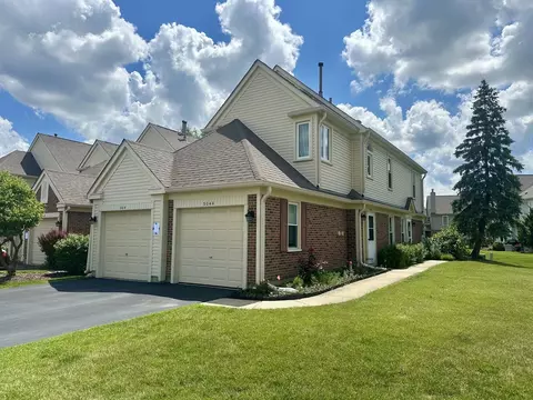 304 University Ln #5, Elk Grove Village, IL 60007